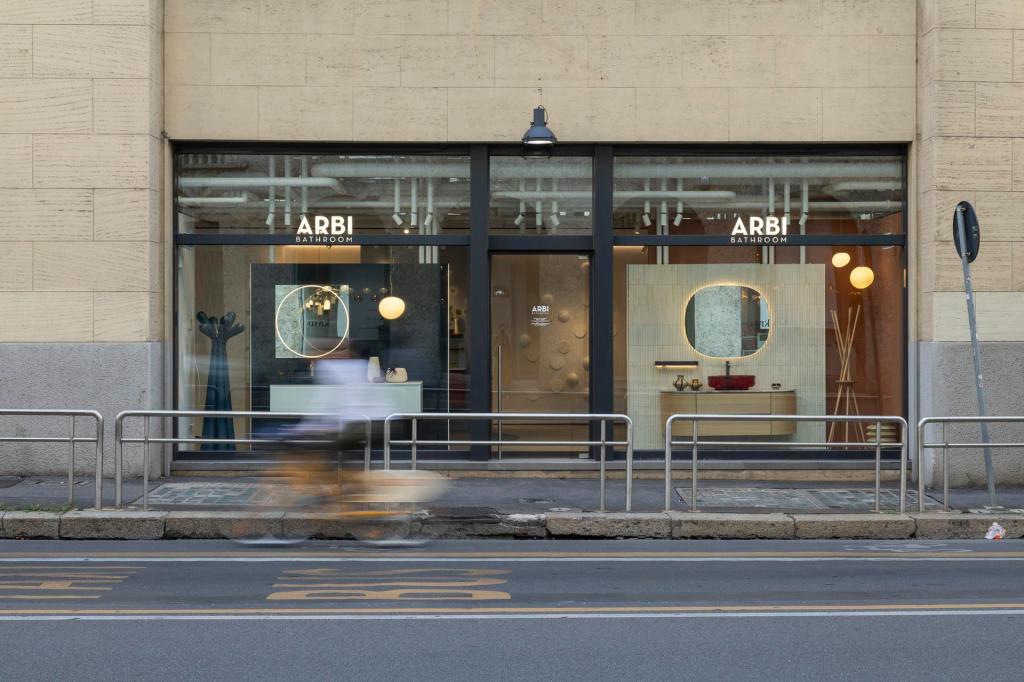 Il nostro showroom di Milano si rinnova con un allestimento che racconta il design, il colore e la versatilità delle collezioni Arbi e Ibra&nbsp;Showers-Arbi